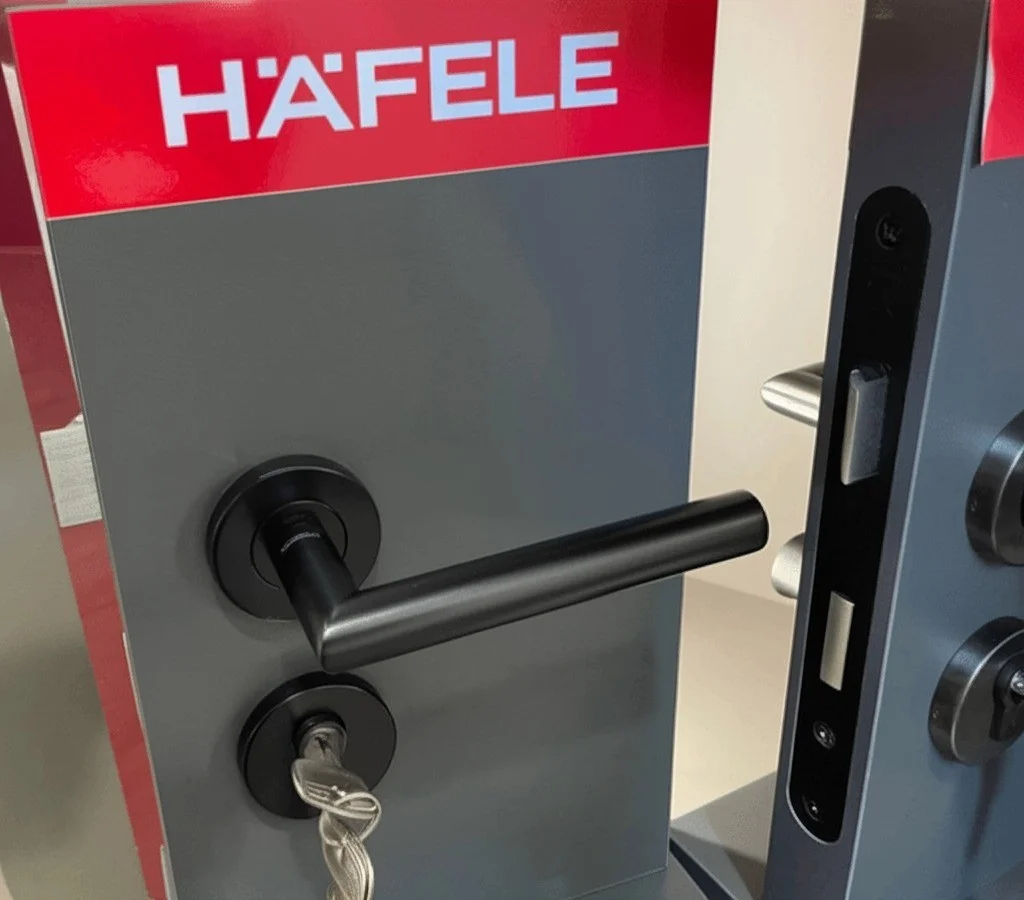 Tay nắm gạt Hafele màu đen mờ PVD 903.92.559